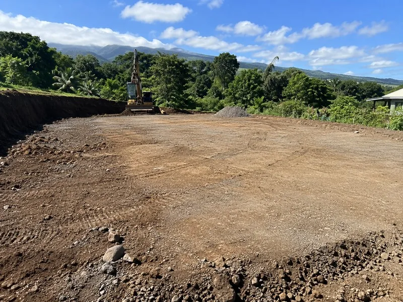 Plateforme de terrain préparée après terrassement à La Réunion