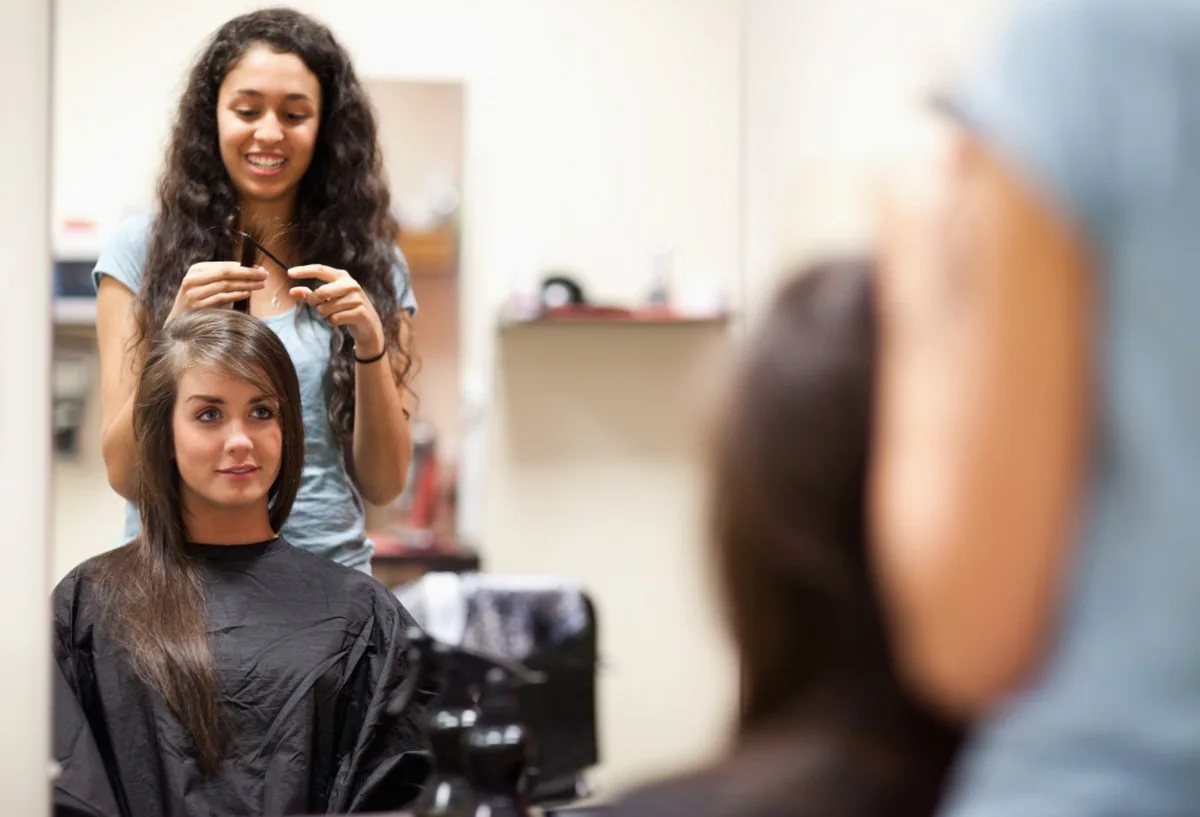 Coiffeuse réalisant une coupe dans un salon à Saint-Paul