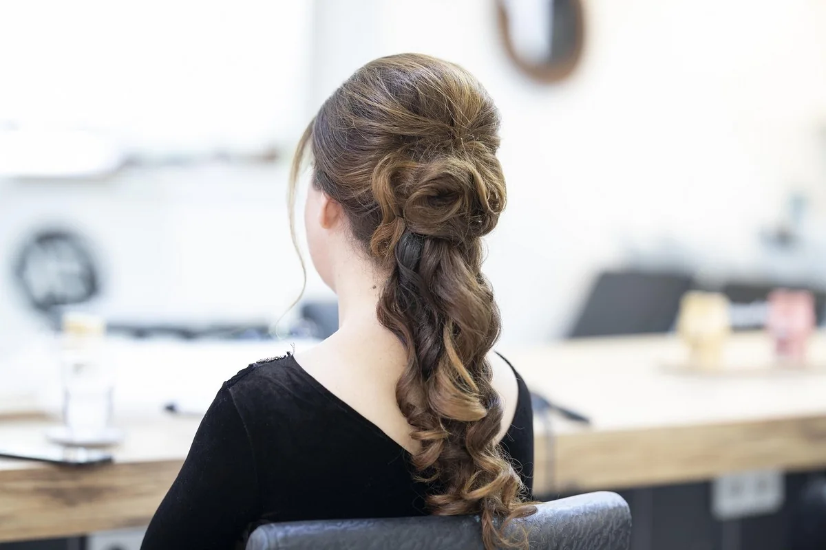 Coiffure attachée pour événement