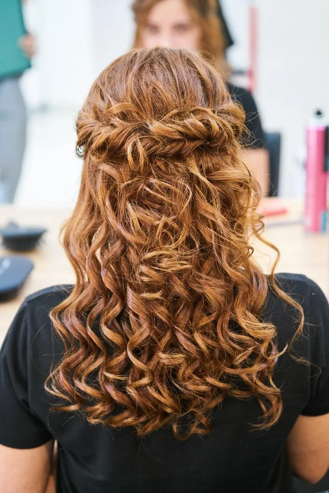 Coiffure bouclée réalisée en salon