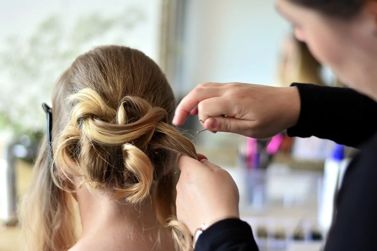 Réalisation d'un chignon en salon