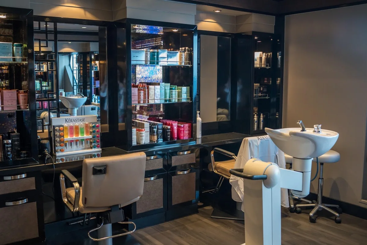 Intérieur d'un salon de coiffure élégant