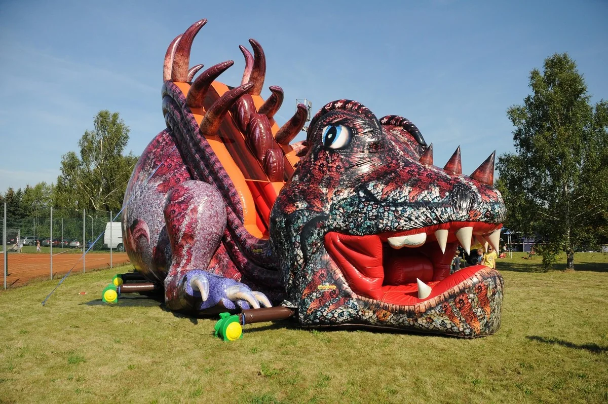 Grande structure gonflable dragon