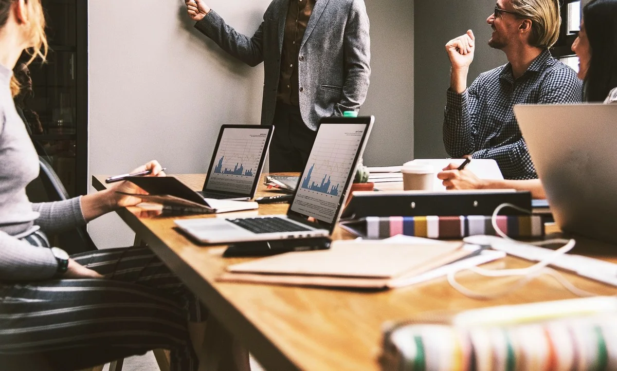 Équipe en réunion de travail